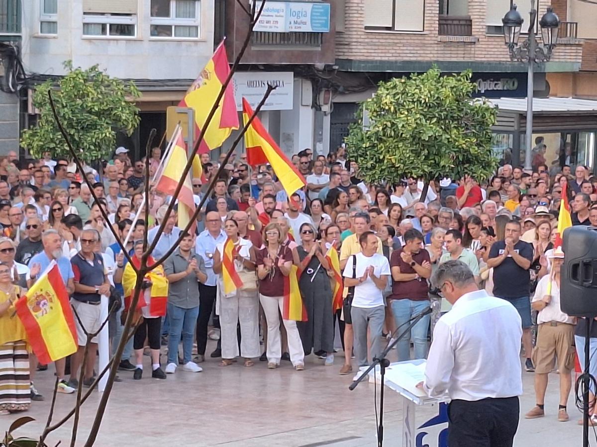 El alcalde de Puente Genil lee el manifiesto en el Paseo del Romeral.