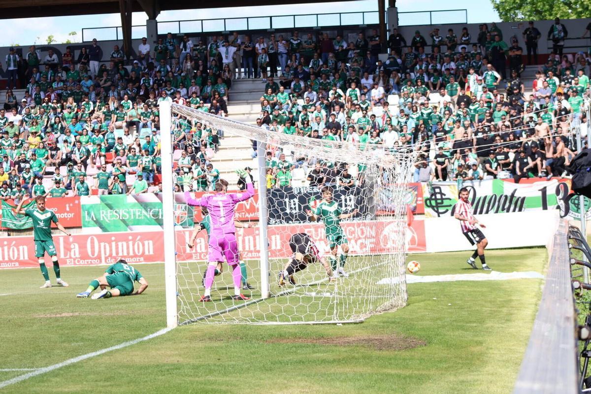 Partido entre el Zamora CF y el Cacereño disputado en el Estadio Municipal Ruta de la Plata.