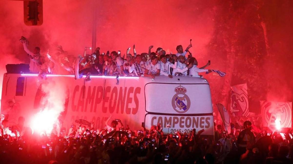 El autobús del Real Madrid, llegando a Cibeles