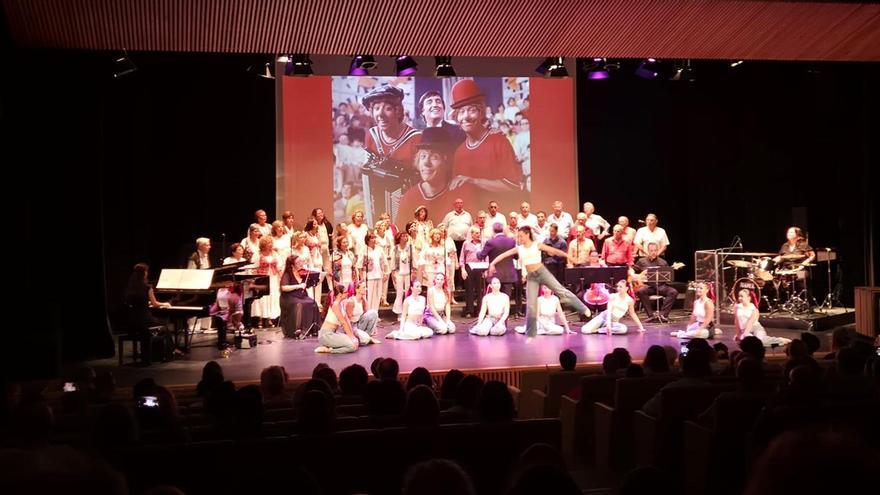 Viaje musical a la televisión de los 70 y 80 con el Cor de Santa Eulària
