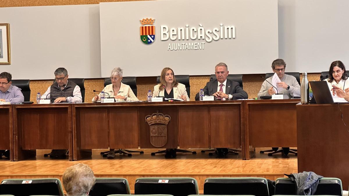 El equipo de gobierno, durante la celebración del pleno ordinario, que ha aprobado el nuevo contrato de recogida de residuos y limpieza viaria.