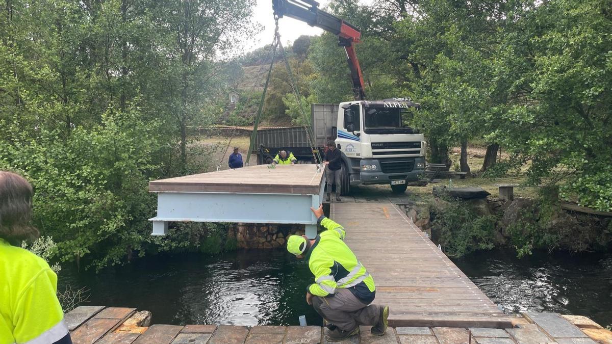 Momento de la instalación del "puente del milagro"