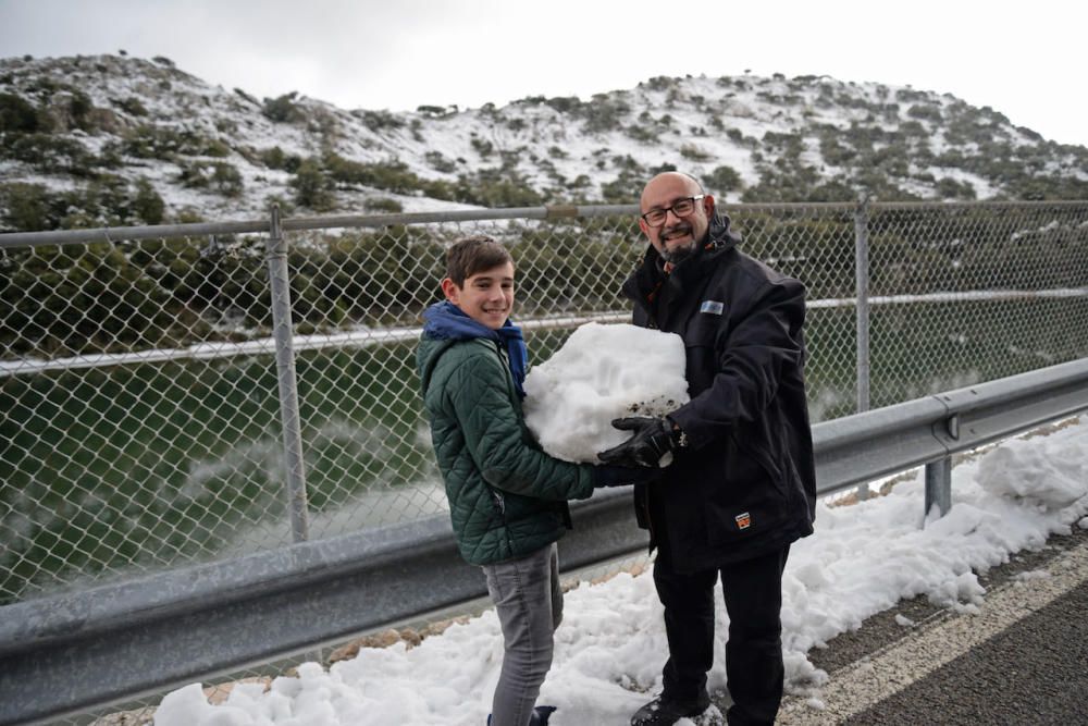 Am Freitag (2.2.) hat es in den Höhenlagen von Mallorca geschneit - die weiße Pracht war am Samstag weithin sichtbar und Attraktion für kleine und große Ausflügler.