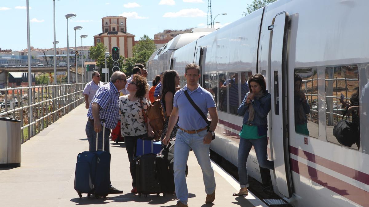 Pasajeros en un tren con retraso