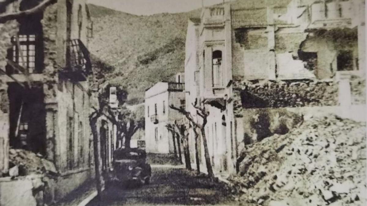 El Passeig de la Sardana de Portbou després de ser bombardejat.