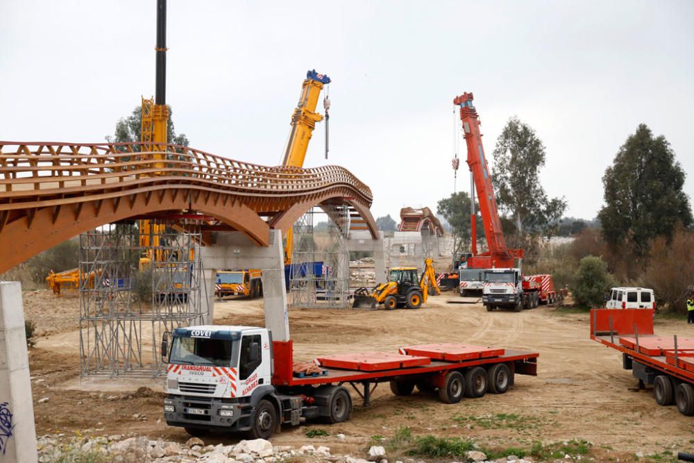 Última fase de la pasarela sobre el Guadalhorce