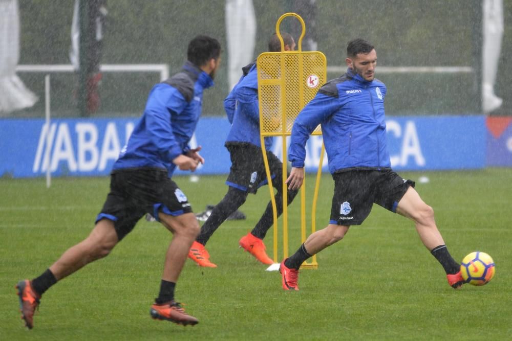 Cristóbal Parralo programó una sesión en Abegondo con ejercicios tácticos de ataque y defensa. El entrenamiento concluyó con un partido de once contra once.