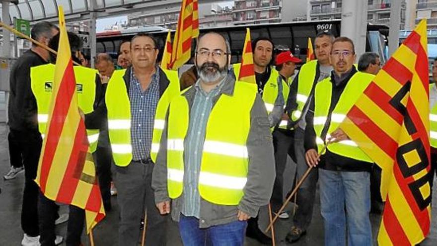 Pellejero (al centre) amb altres membres de CCOO, ahir a l&#039;estació