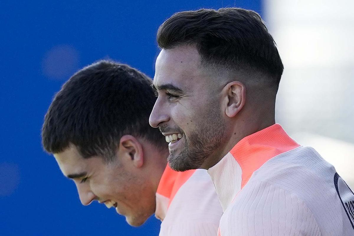 Pau Cubarsí y Eric Garcia salen al campo de entrenamiento este viernes.
