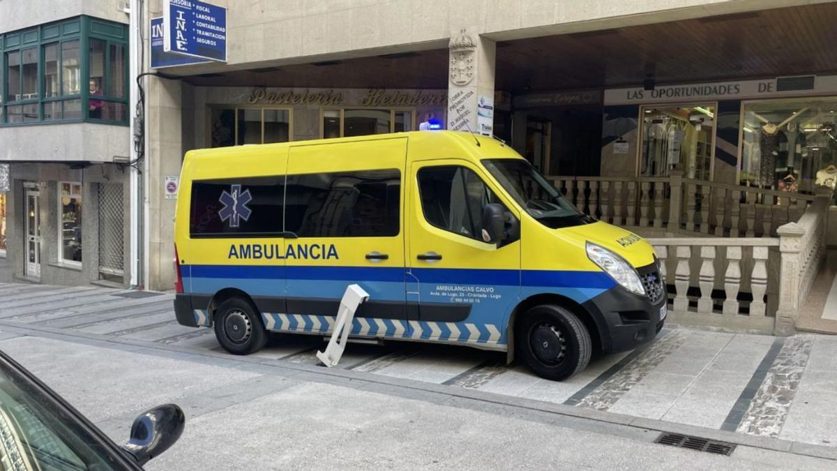 La ambulancia siniestrada, ayer, en la calle Calvo Garra de la capital dezana.