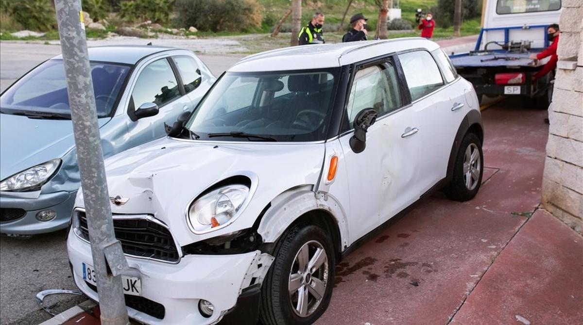 Graves las dos mujeres atacadas con ácido en Málaga. En la foto, el coche en el que viajaban ambas víctimas.