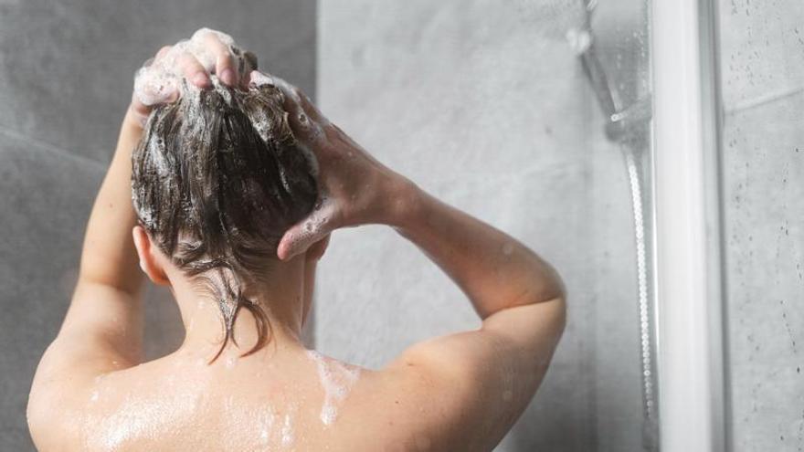 Lo que haces mal al lavar el pelo, según los dermatólogos: 