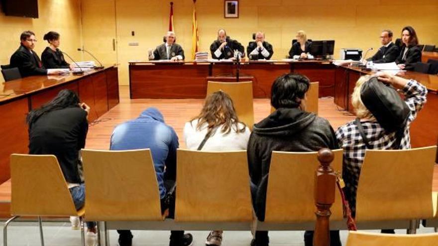 D&#039;esquena, la família processada per retenir la dona fins a 12 dies.