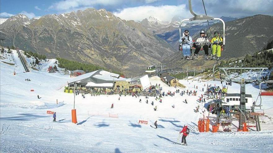 La escasez de &quot;oro blanco&quot; en el Pirineo no desanima a las estaciones esquí