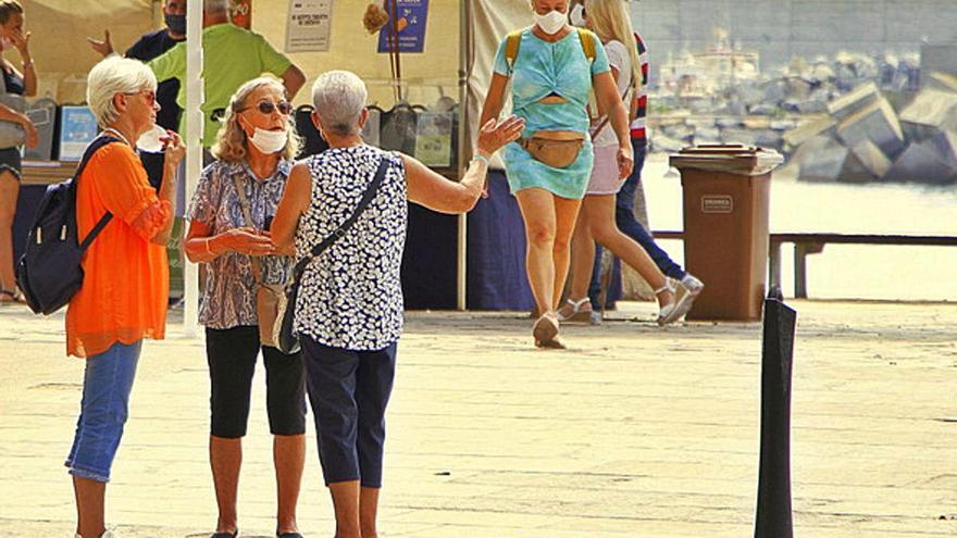 Tres dones davant el passeig marítim de Blanes.