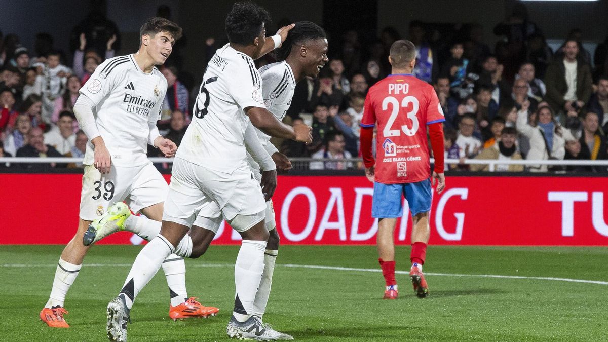 Camavinga celebra su gol con Endrick y el debutante Lorenzo en el Minera - Real Madrid.