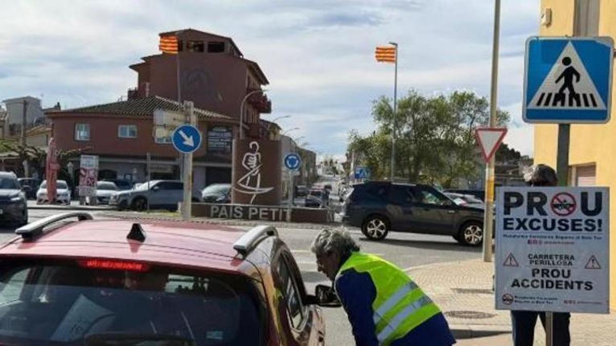 Dos dels manifestants donant una papereta a un conductor, en una imatge d'arxiu.
