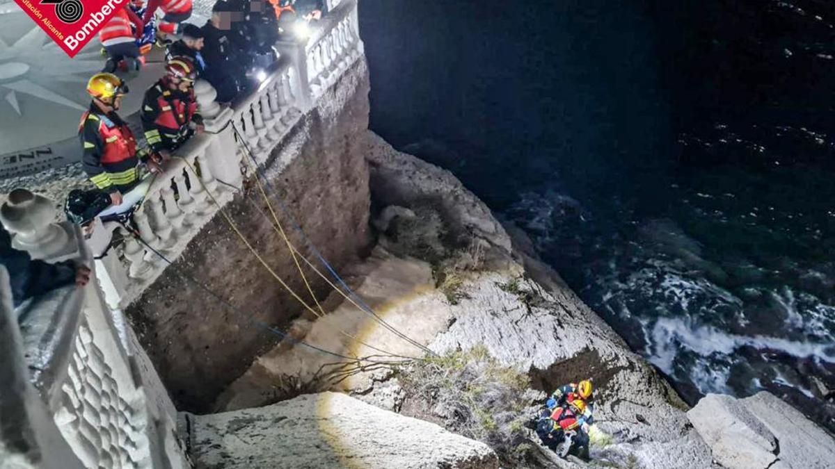 Rescate del hombre accidentado en Benidorm en la noche del viernes.