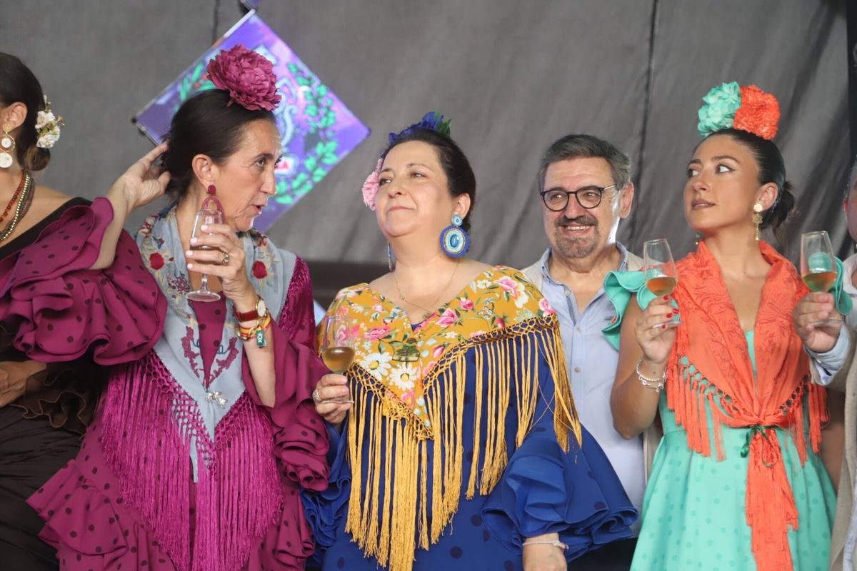 Numerosos peñistas comparten su día de convivencia en El Arenal