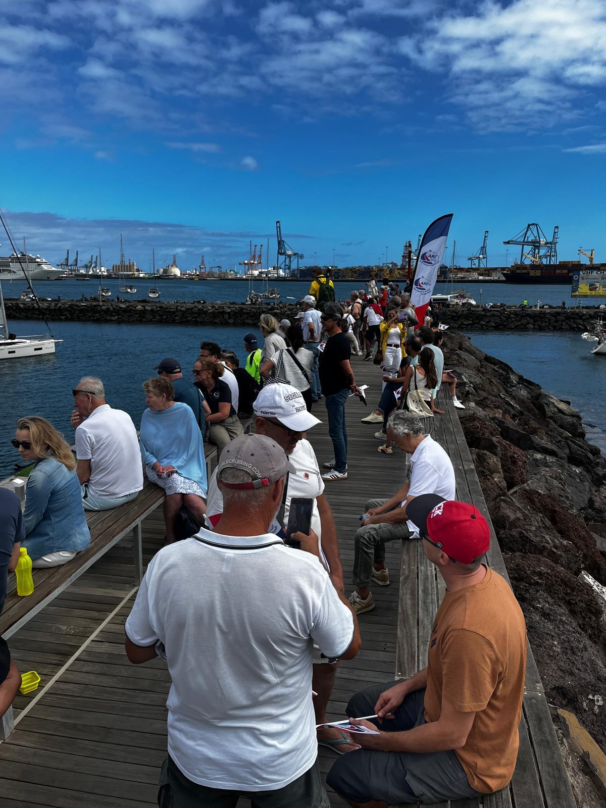 Ambiente en uno de los espigones previo a la salida de los barcos.