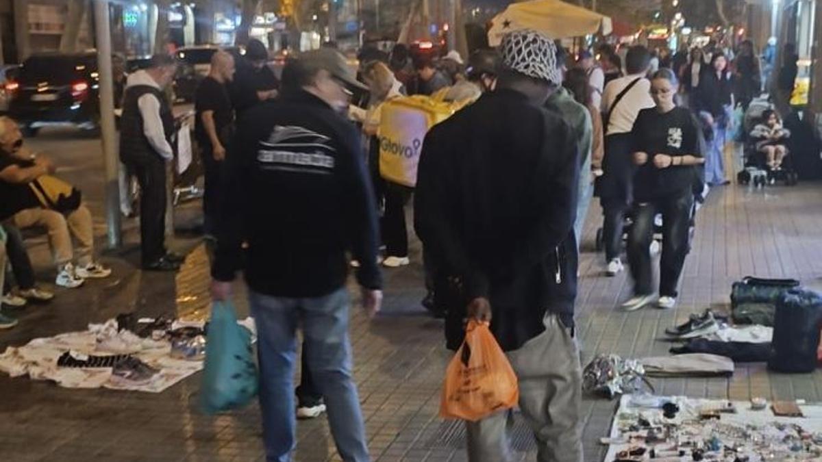 Imagen del llamado 'mercado de la miseria' que se organiza en la ronda de Sant Pau.