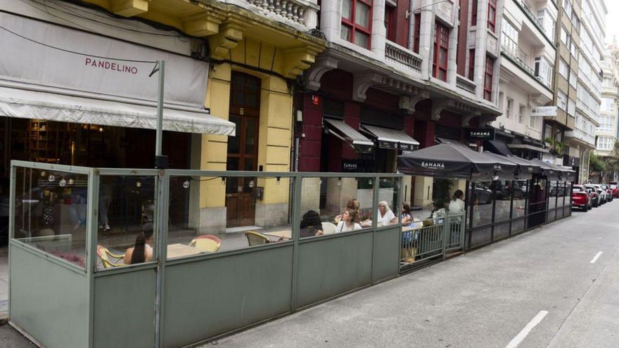 Terrazas en la calzada de la calle Rosalía de Castro. |  Casteleiro