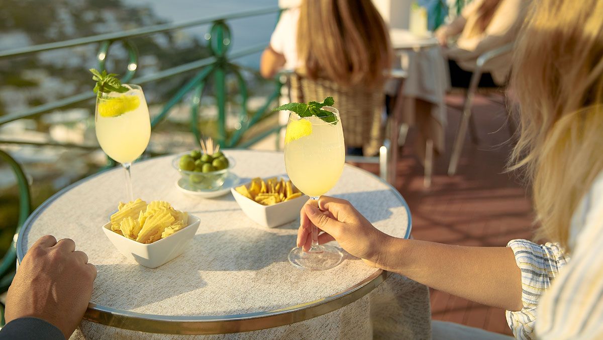 Una pareja degusta un limoncello con tónica