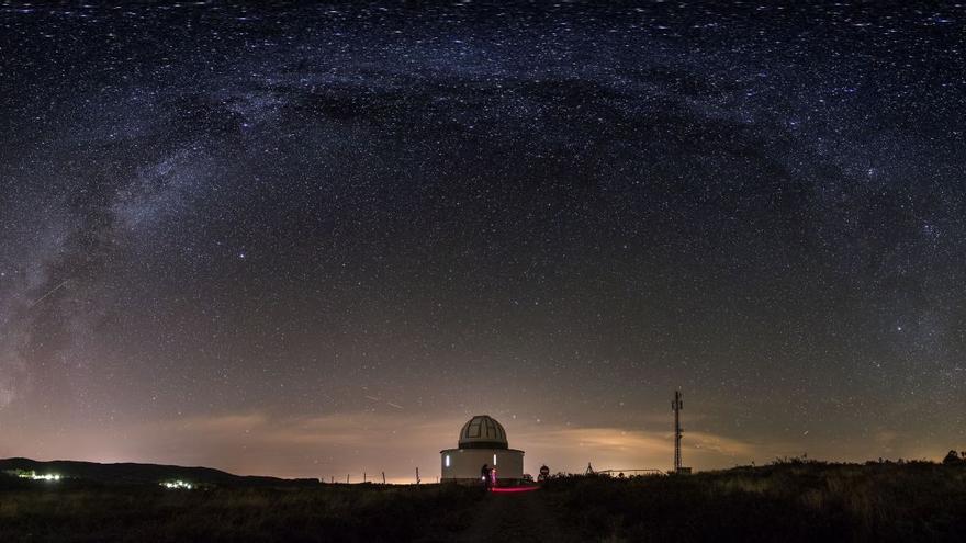 Panorámica de 200º de visión nocturna del Observatorio Astronómico de Forcarei, en la que se aprecia la Vía Láctea.