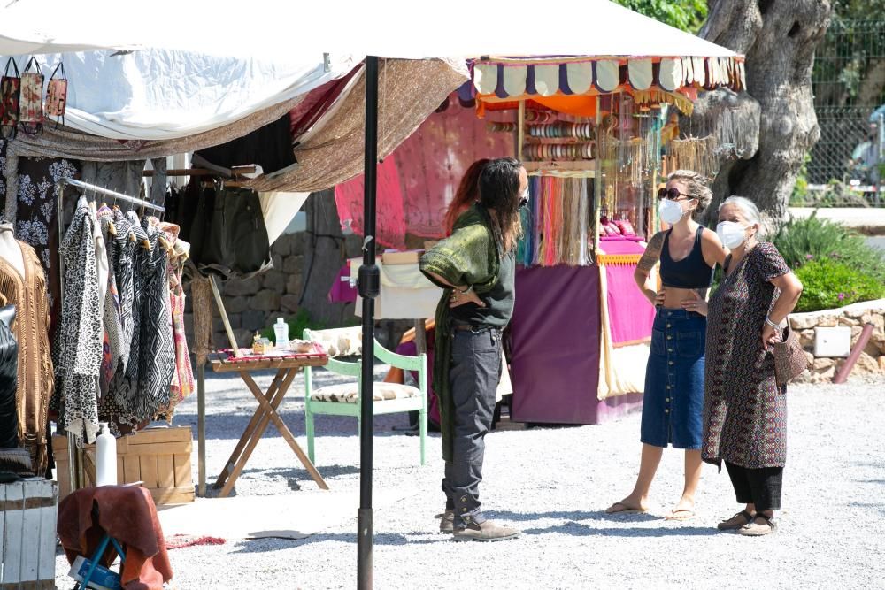 El popular mercadillo hippy de Sant Carles reabre sus puertas adaptado a todas las medidas sanitarias por el coronavirus