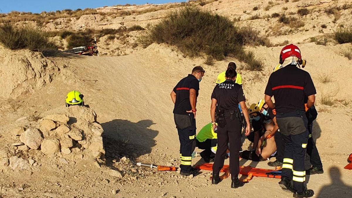 Bomberos y Policía Local auxilian al joven herido.