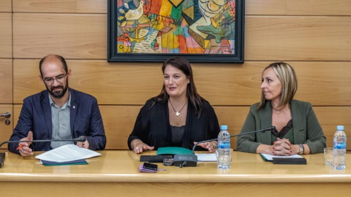 Los alcaldes de Sabadell, Badía del Vallès y Barberà durante la firma del convenio.