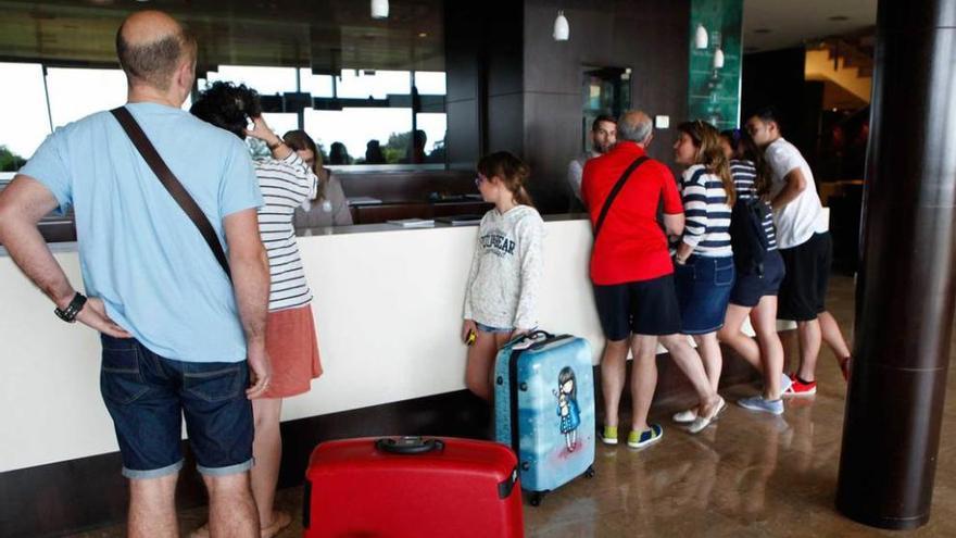 Turistas registrándose ayer en la recepción del hotel Palacio de La Llorea.