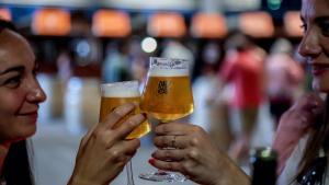 El mayor consumo de la cerveza entre los turistas no ha evitado que el año pasado cerrasen unos 17.000 bares.