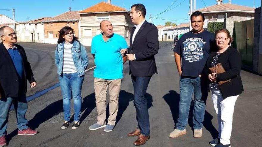 Alberto Castro, en el centro, junto al alcalde, Francisco Benito y miembros de la Corporación.