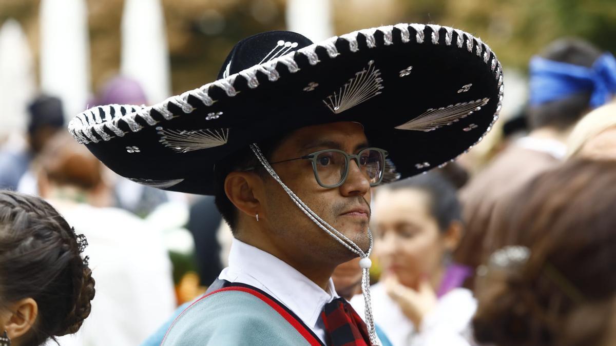 Un oferente durante la Ofrenda de Flores 2023