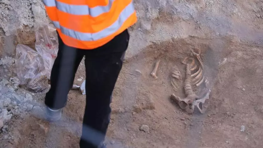 Encuentran restos humanos que podrían ser del siglo XVIII en un solar de San Antón en Alicante