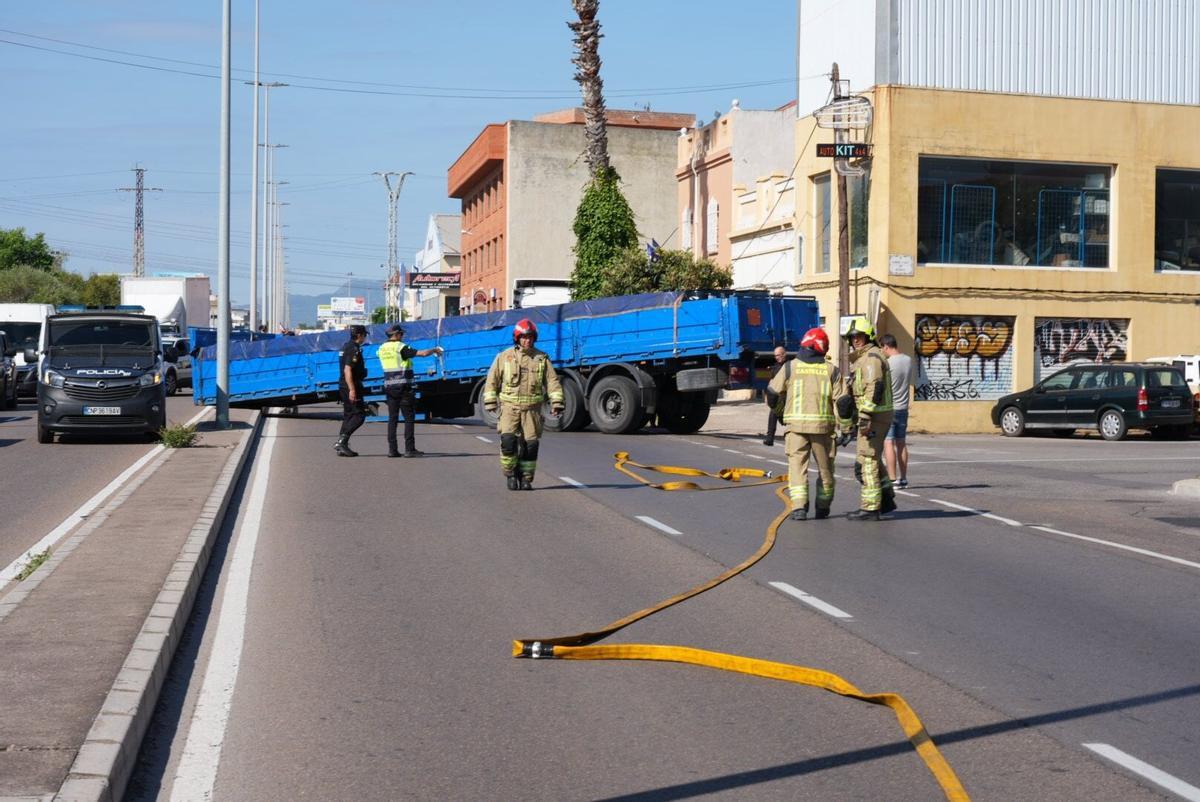 Castellón. accidente de tráfico en la avenida Valencia camión averiado.