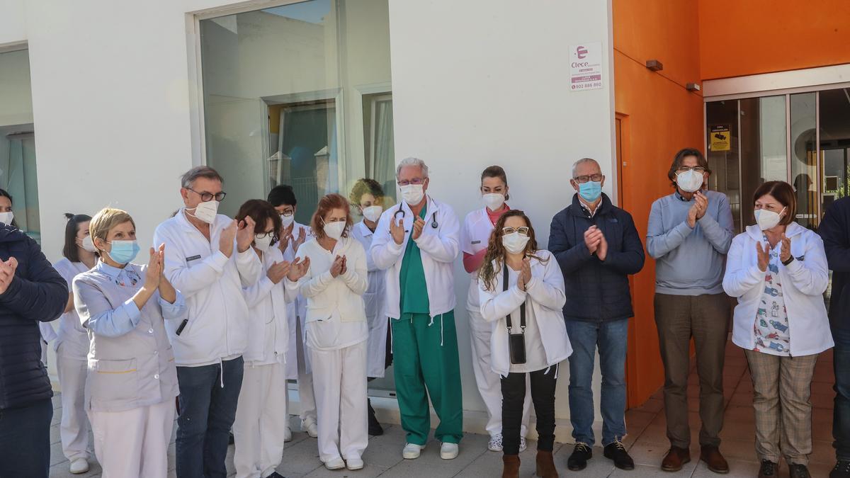 Aplausos en la puerta del centro de salud