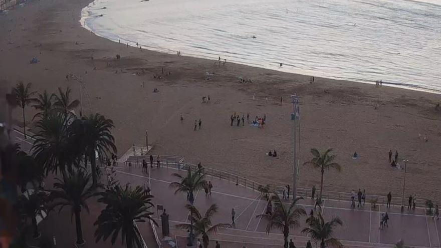 La Policía Local multa a un grupo de personas en Las Canteras por hacer botellón