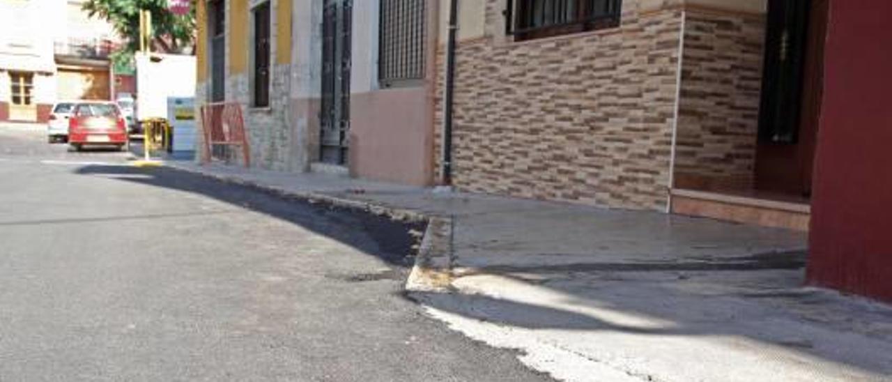 Cuestionan el asfaltado de las calles de Sant Pere de Xàtiva