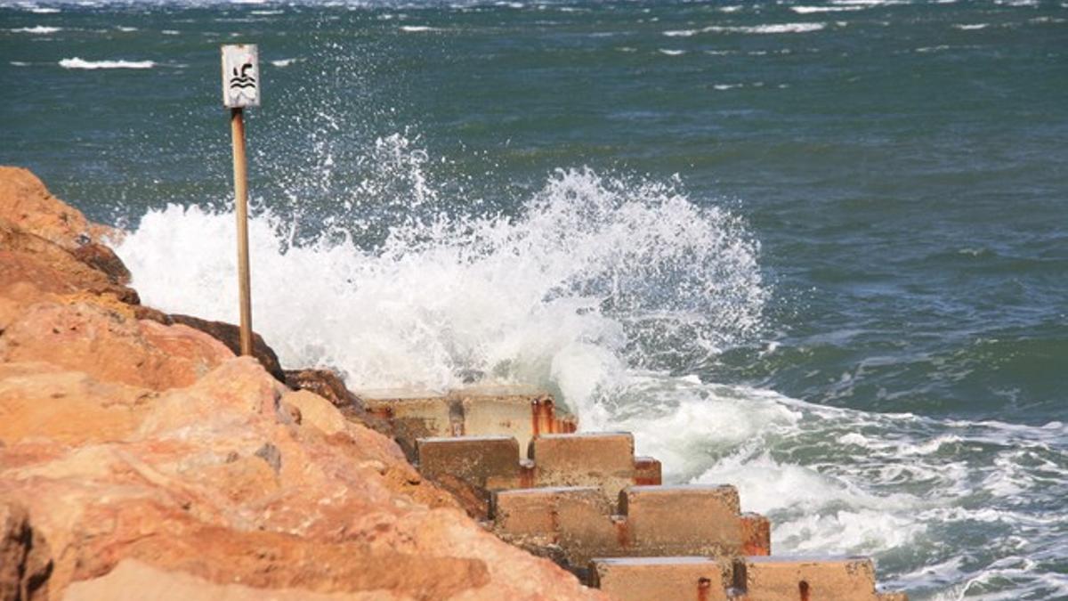 Fuerte oleaje en la playa de L'Escala, este domingo.