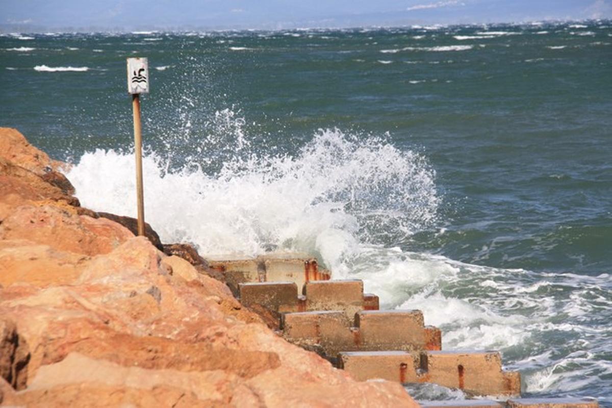 Fort onatge a la platja de l’Escala, aquest diumenge.