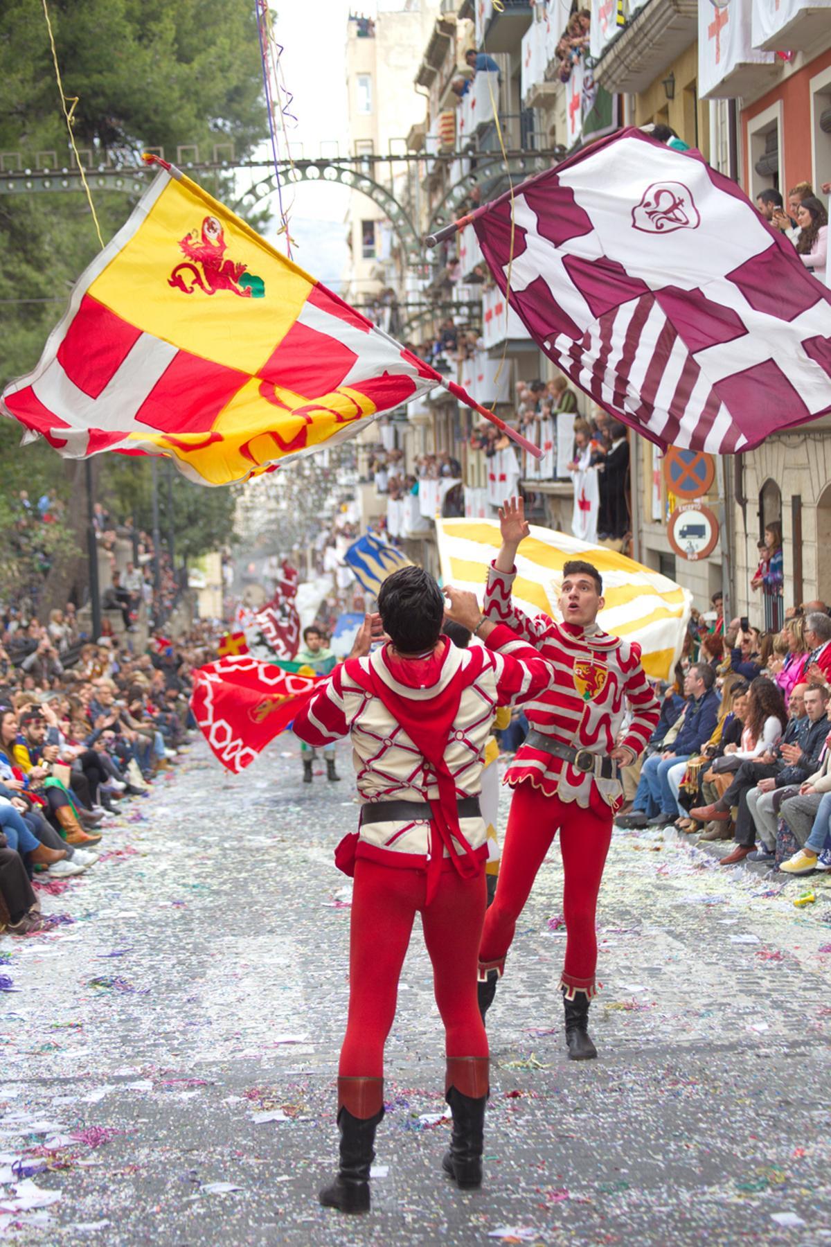 Hombre disfrazado de Cristiano legión marchando en Alcoy