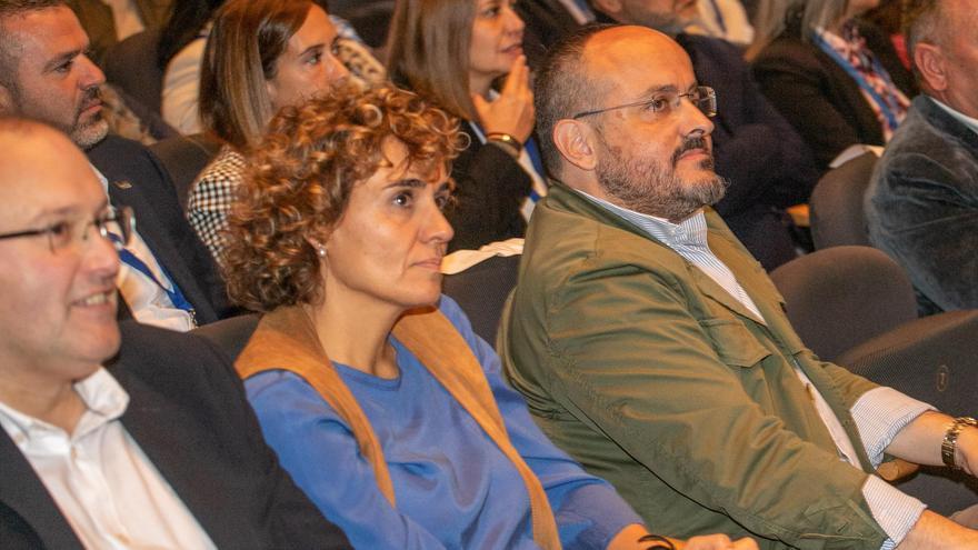 La portavoz del Partido Popular (PP) en el Parlamento Europeo, Dolors Montserrat, y el presidente del PP de Catalunya, Alejandro Fernández (3i).