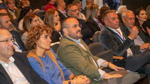 La portavoz del Partido Popular (PP) en el Parlamento Europeo, Dolors Montserrat, y el presidente del PP de Catalunya, Alejandro Fernández (3i).