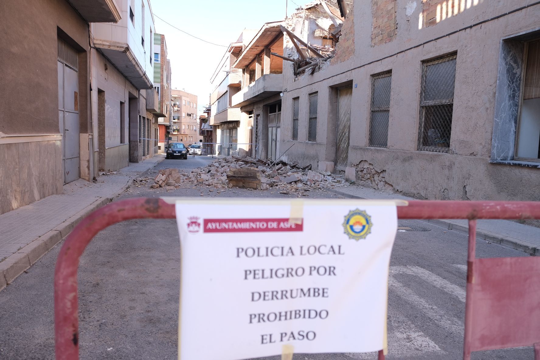 Galería derrumbe de la fachada de una vivienda calle Miguel Hernández Aspe