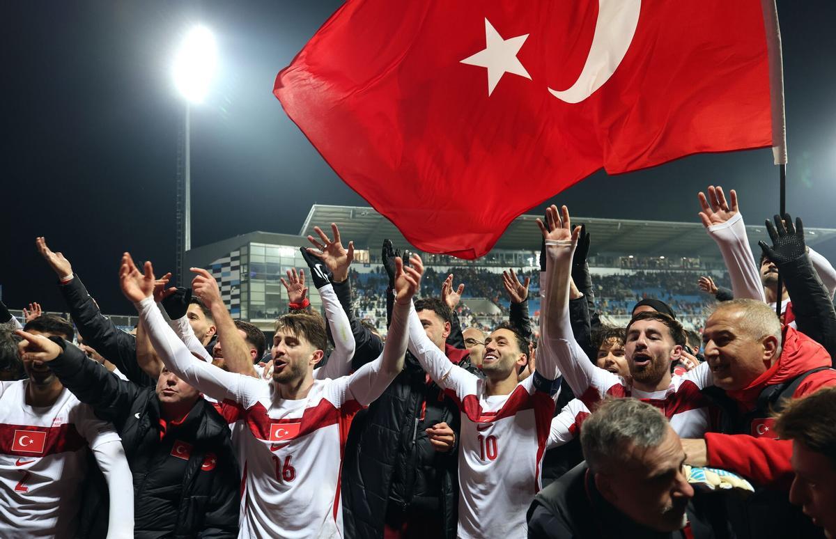 Pristina (-), 31/03/2026.- Players of Turkey celebrate with their supporters after winning the FIFA World Cup 2026 European playoff match between Kosovo and Turkey in Pristina, Kosovo, 31 March 2026. (Mundial de Fútbol, Turquía) EFE/EPA/GEORGI LICOVSKI