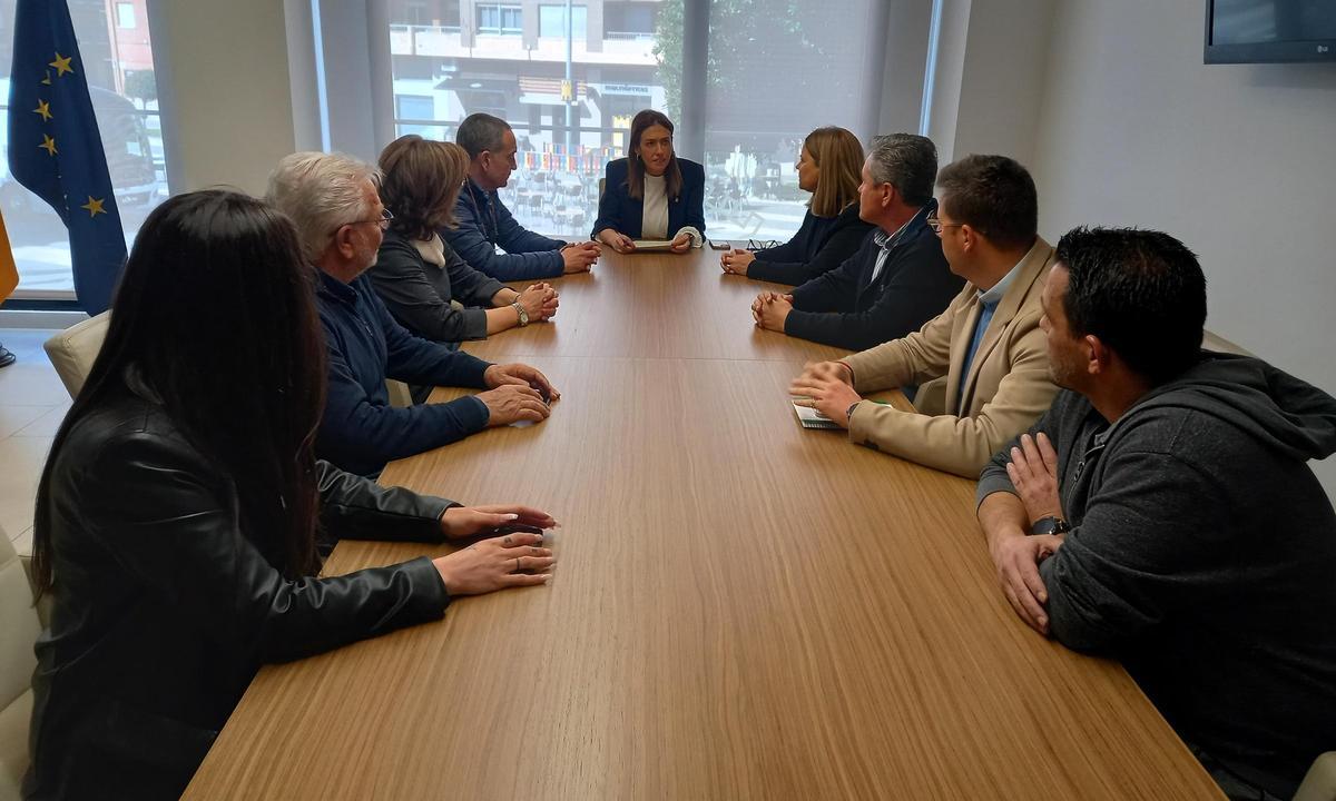 Foto de la reunión de urgencia de la corporación de Almassora tras el devastador incendio de València.