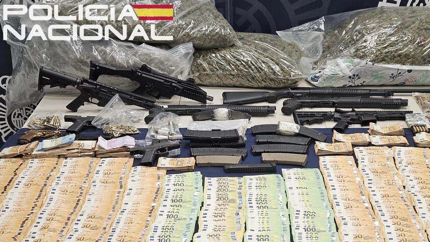 Armas, dinero y droga incautados por la Policía Nacional.