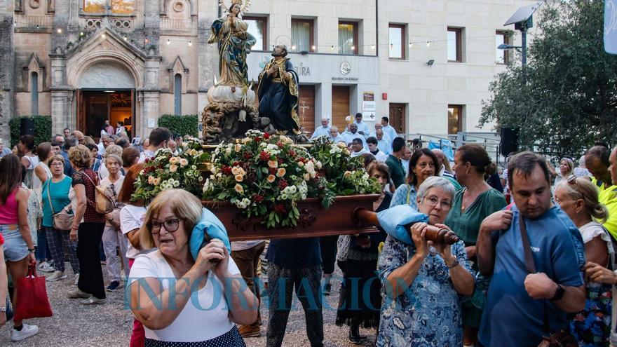 Alcoy arropa a su patrona la Virgen de los Lirios